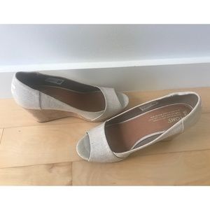 Tom’s linen peep-toe wedges